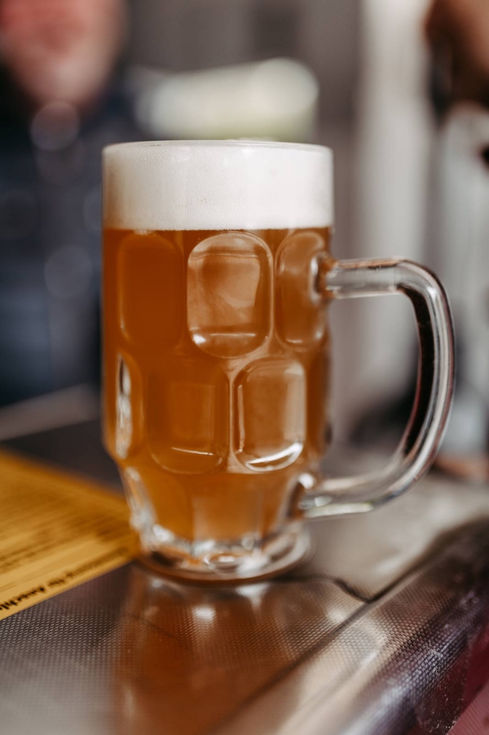Bierglas mit frisch gebrautem Helles der Bierfabrik - Bar am Fluss